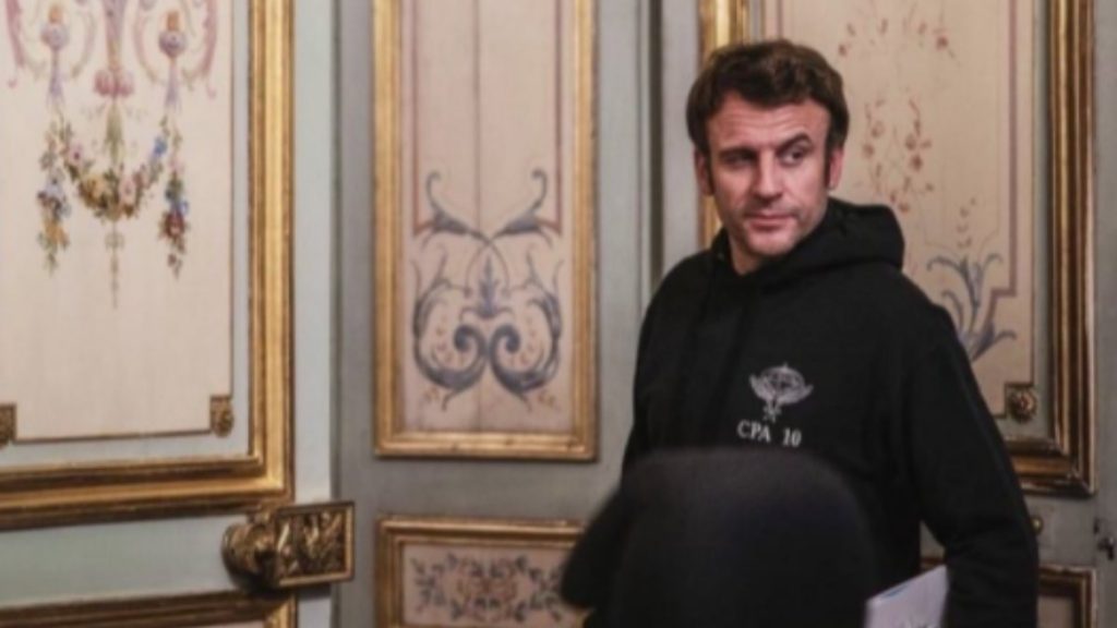 Emmanuel Macron’un dikkat çeken havacı kıyafeti