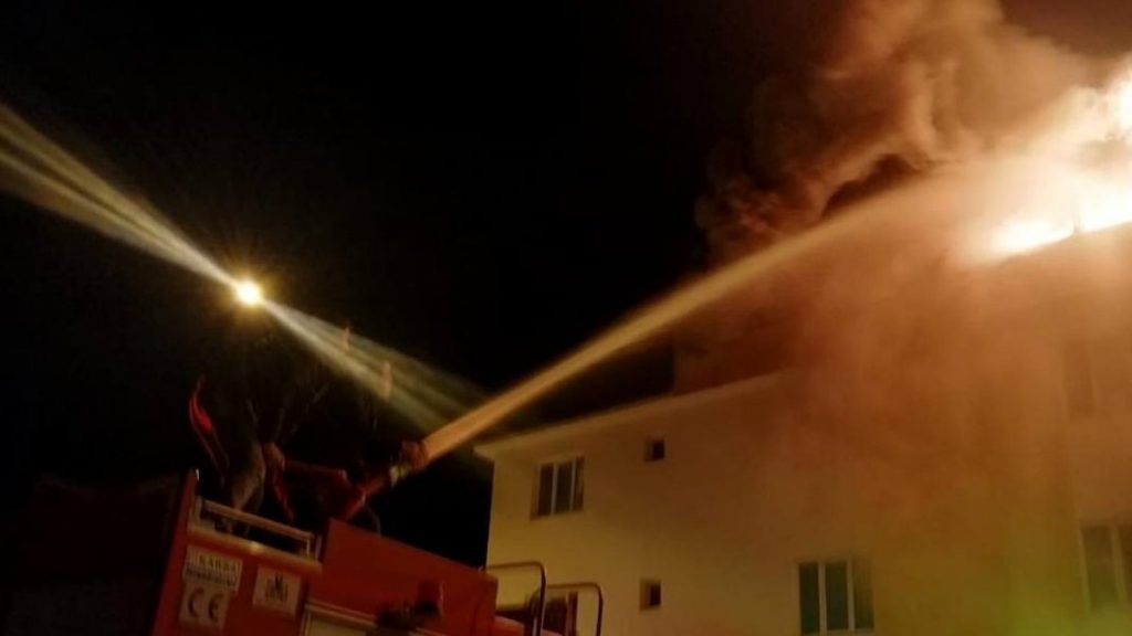 Erzincan’da çatı katında çıkan yangın 3 saatte söndürüldü