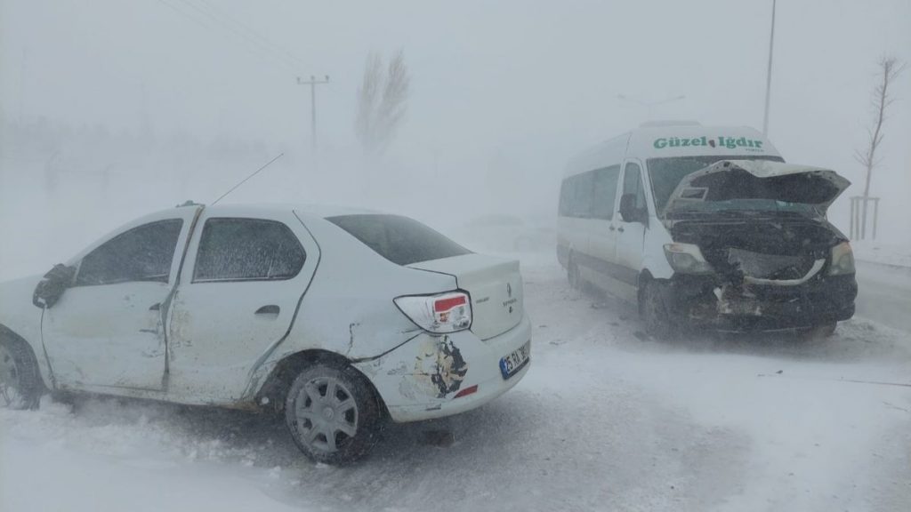 Erzurum’da zincirleme kaza: 5 araç birbirine girdi