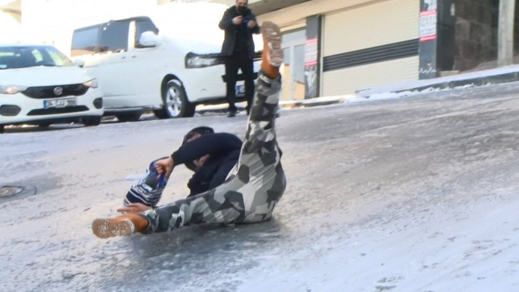 Esenyurtluların buzlu yolda ayakta kalma mücadelesi