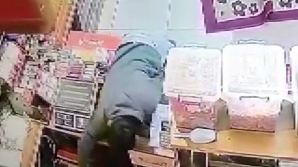 Esenyurt’ta kavgayı ayırmak isteyen market sahibi darbedildi