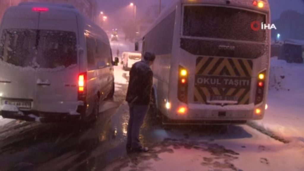 Esenyurt’ta yolda kalan sürücü: Kimse dışarı çıkmasın, sadece kaza yaparlar