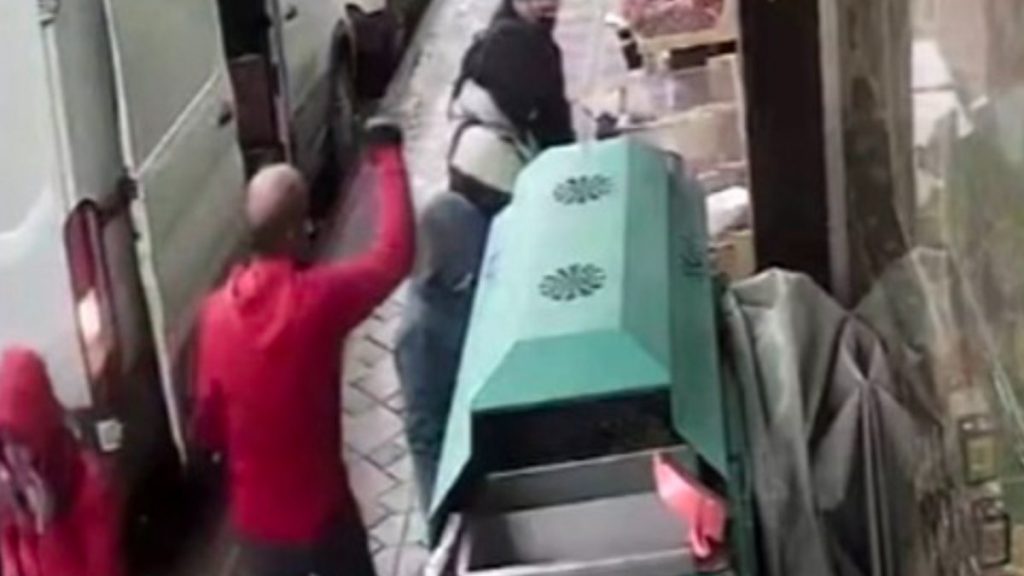 Eyüpsultan’da tanımadığı çocuğa yumrukla saldırdı