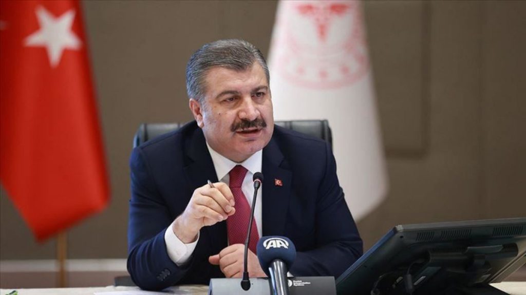 Fahrettin Koca, pasaporta göre göçmen politikası uygulanmasına ‘ırkçılık’ dedi