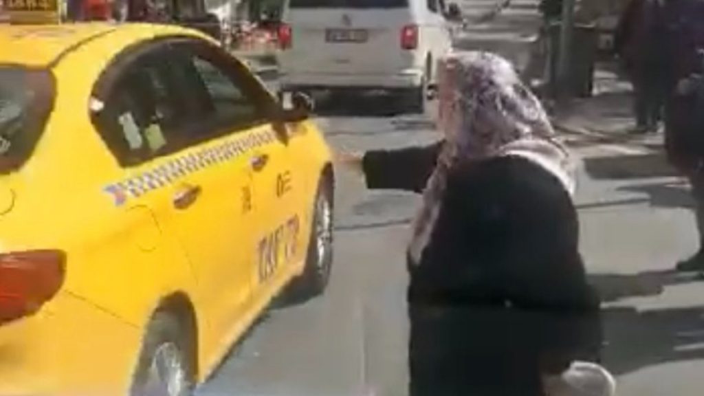 Fatih’te ayakta duramayan yaşlı kadın, kısa mesafe nedeniyle taksiye alınmadı