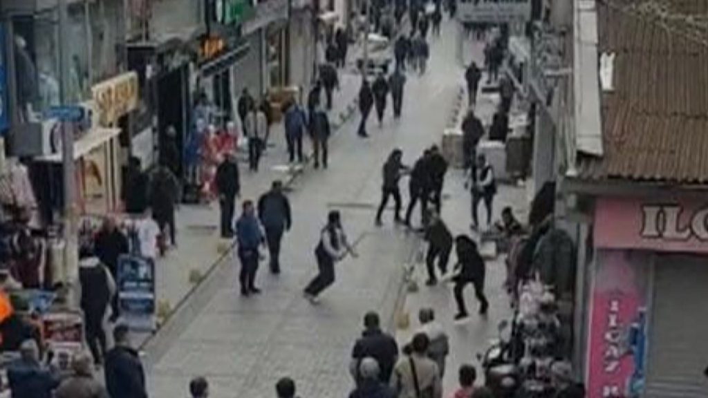 Fatih’te sokak ortasında sopalı kavga