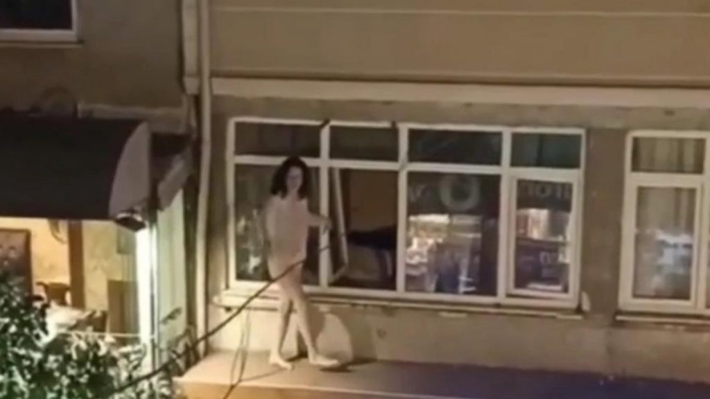 Fatih’teki kadın evindeki eşyaları sokağa fırlattı