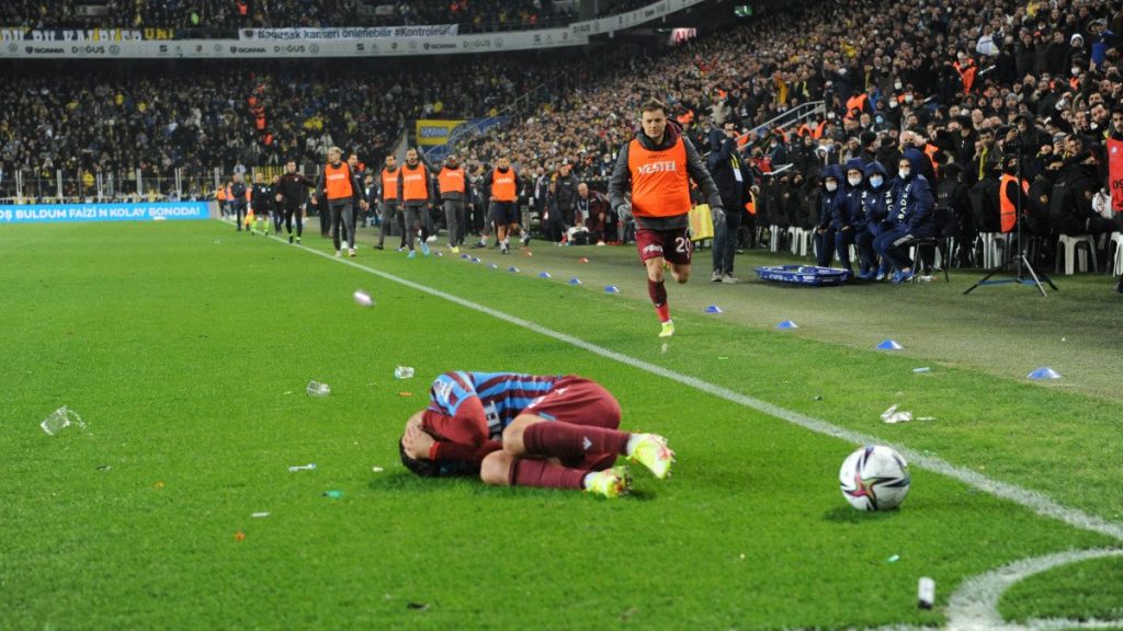 Fenerbahçe Trabzonspor maçında sahaya yabancı maddeler atıldı