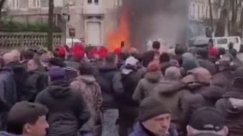 Fransa’da çiftçiler artan akaryakıt fiyatlarını protesto etti