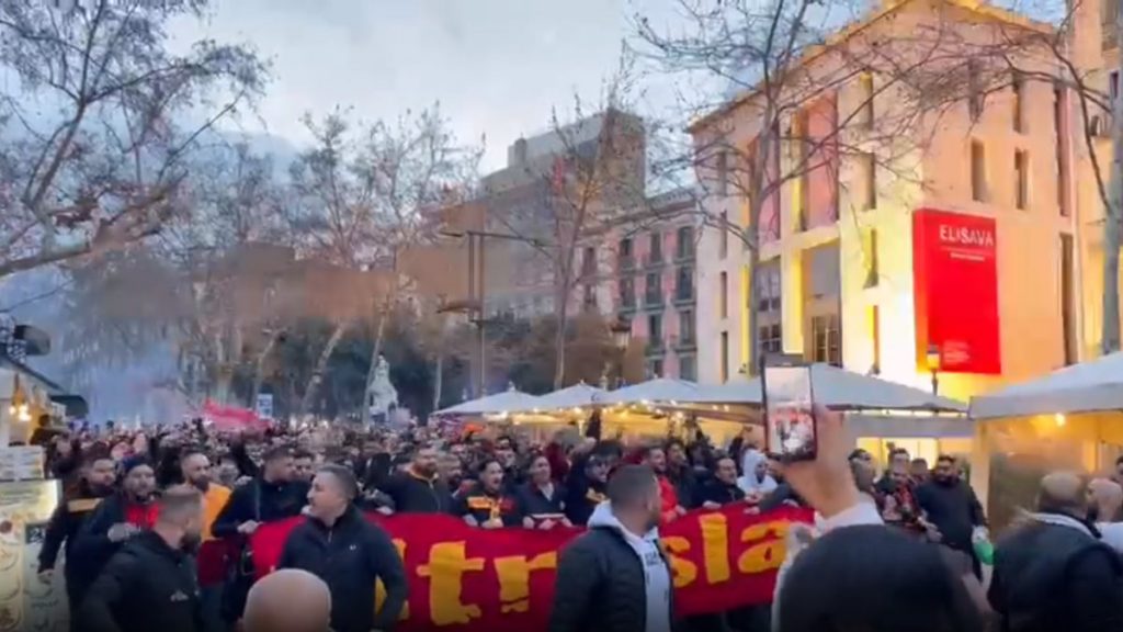 Galatasaray taraftarı Camp Nou yolunda