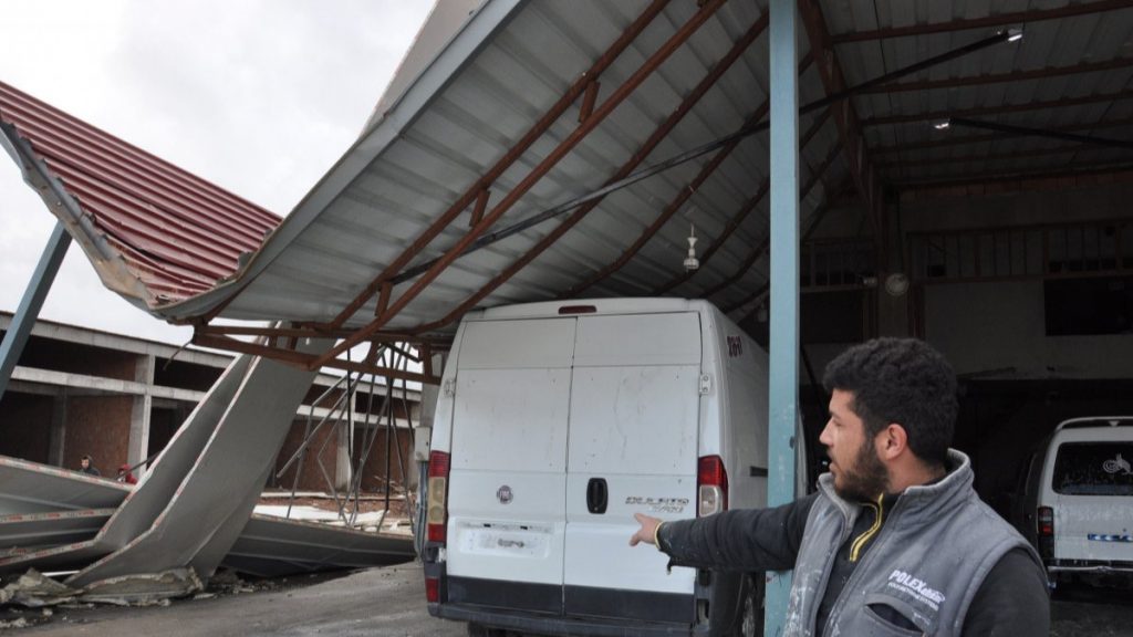 Gaziantep’te çatının, fırtınada uçma anı kamerada