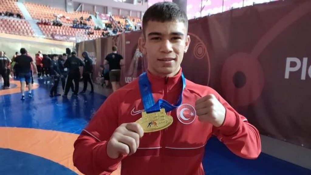 Genç güreşçi Emre Mutlu Avrupa Şampiyonu