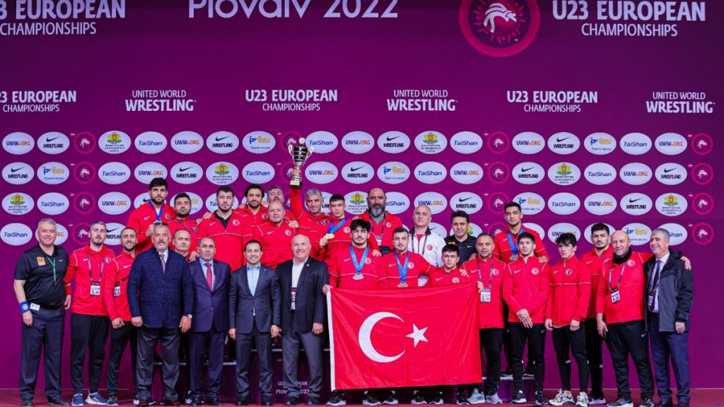 Genç güreşçilerden Avrupa’da 7 madalya