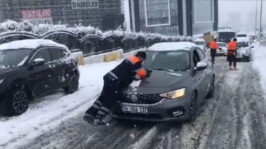 İBB yöneticisi tuzlanmayan yollar üzerinden espri yaptı