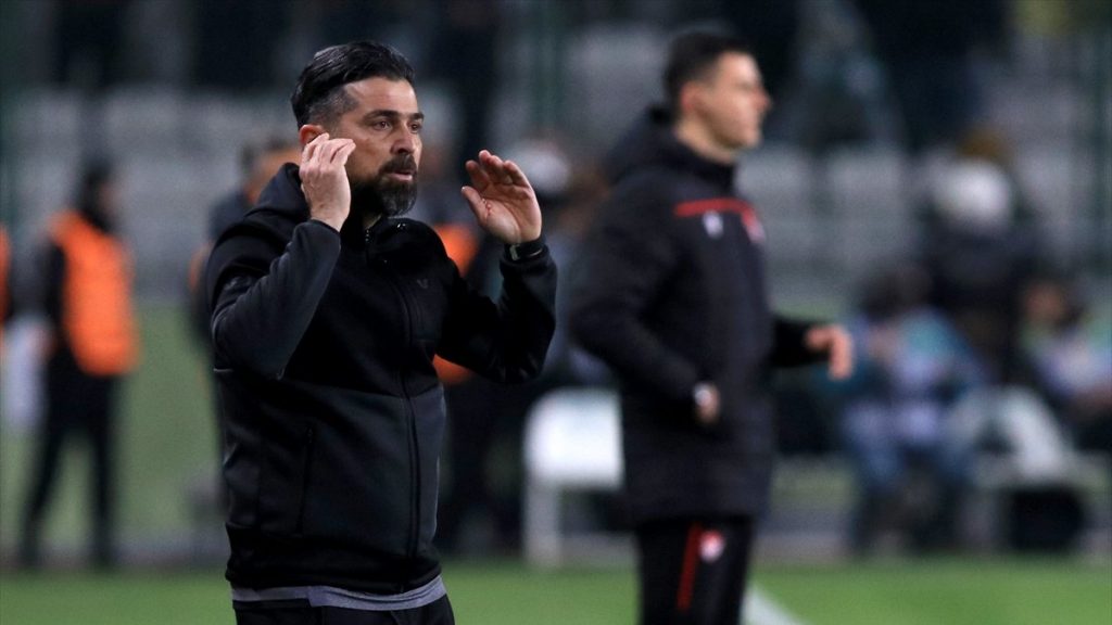 İlhan Palut: Şampiyonlar Ligi müziği çalarken duygulandım