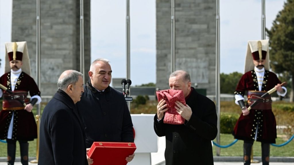 İngiltere’den getirilen Osmanlı askerlerinin sancağı Erdoğan’a takdim edildi