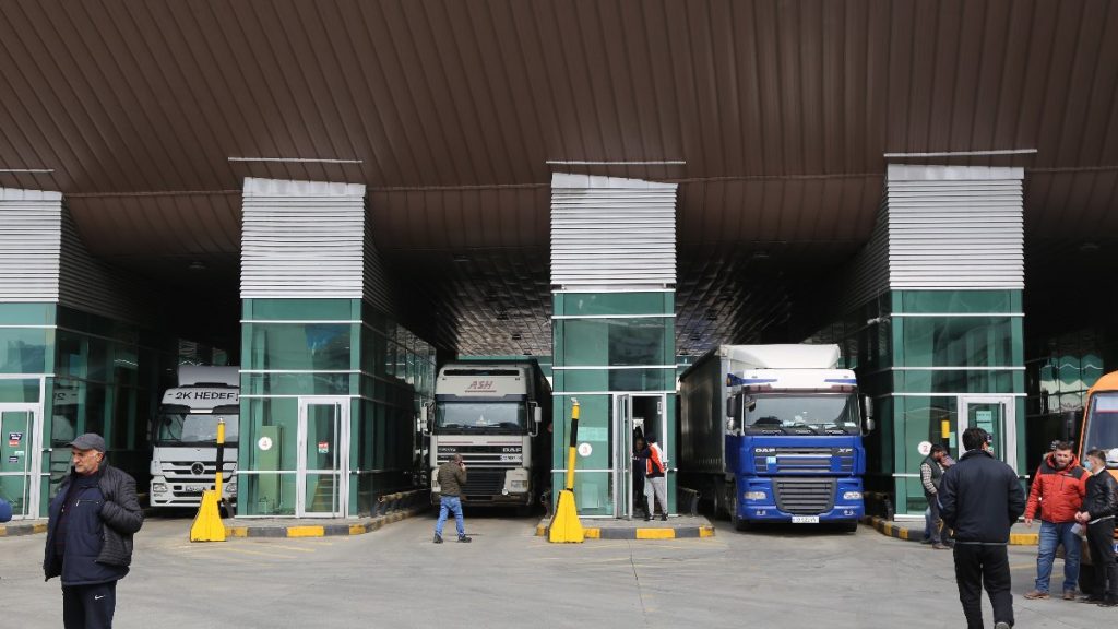İran’a alınmayan Ukrayna tırları, Sarp Sınır Kapısı’nda yoğunluğa neden oldu