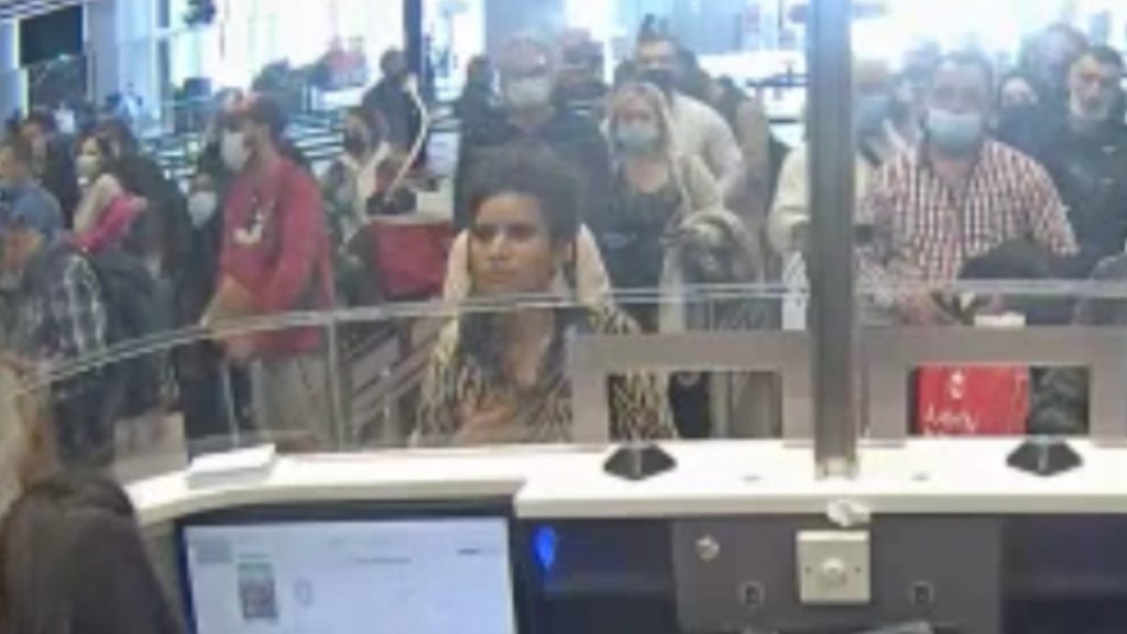 İstanbul Havalimanı’nda kaçak cep telefonlarıyla yakalandı