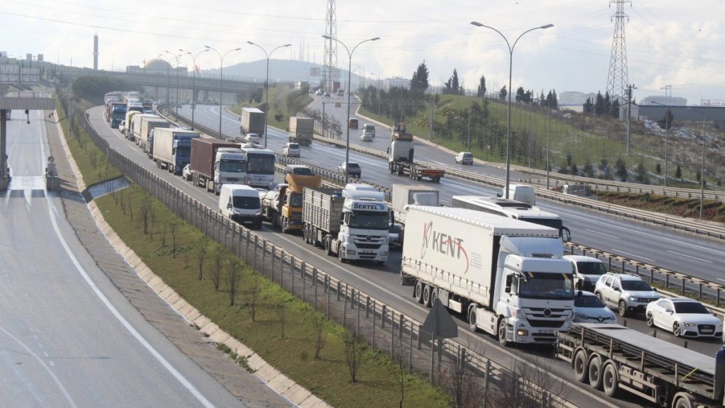 İstanbul yolunda 8 kilometrelik kuyruk