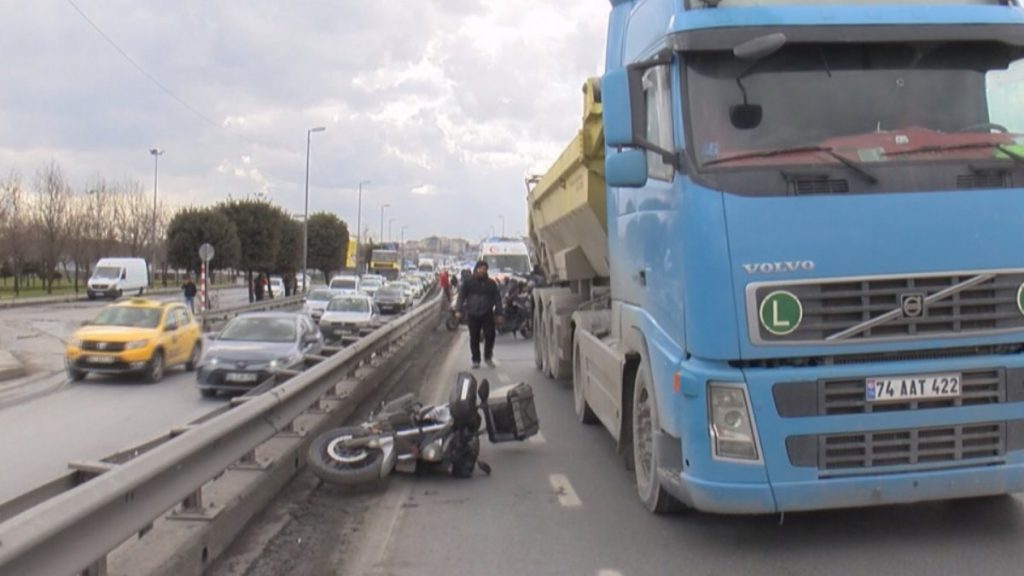 İstanbul’da bariyere çarpıp kamyonun altında sıkışan motosikletli öldü
