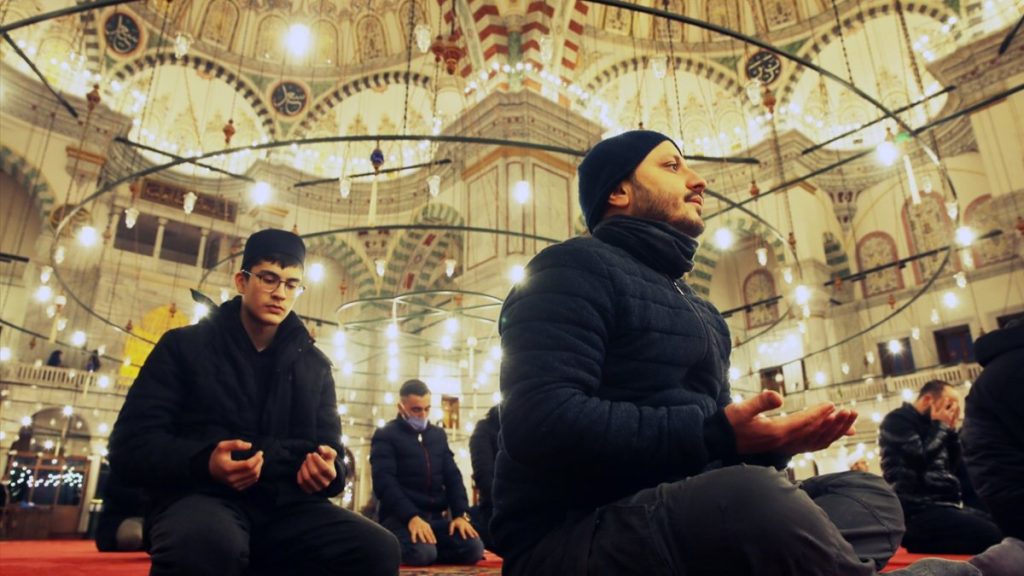 İstanbul’da Berat Kandili dualarla idrak edildi