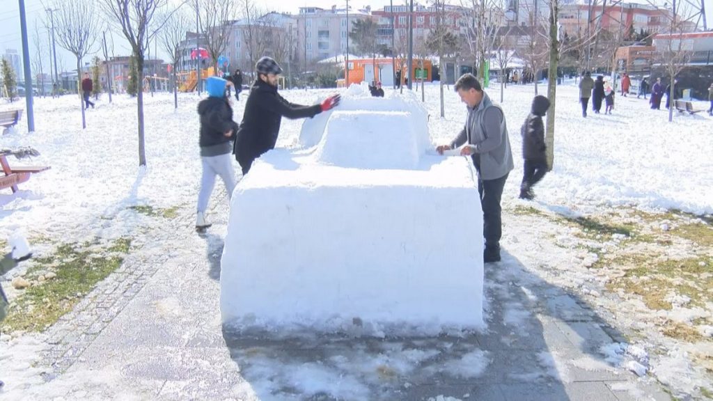 İstanbul’da çocuklar karda kayarken, büyükler savaşa dikkat çekti