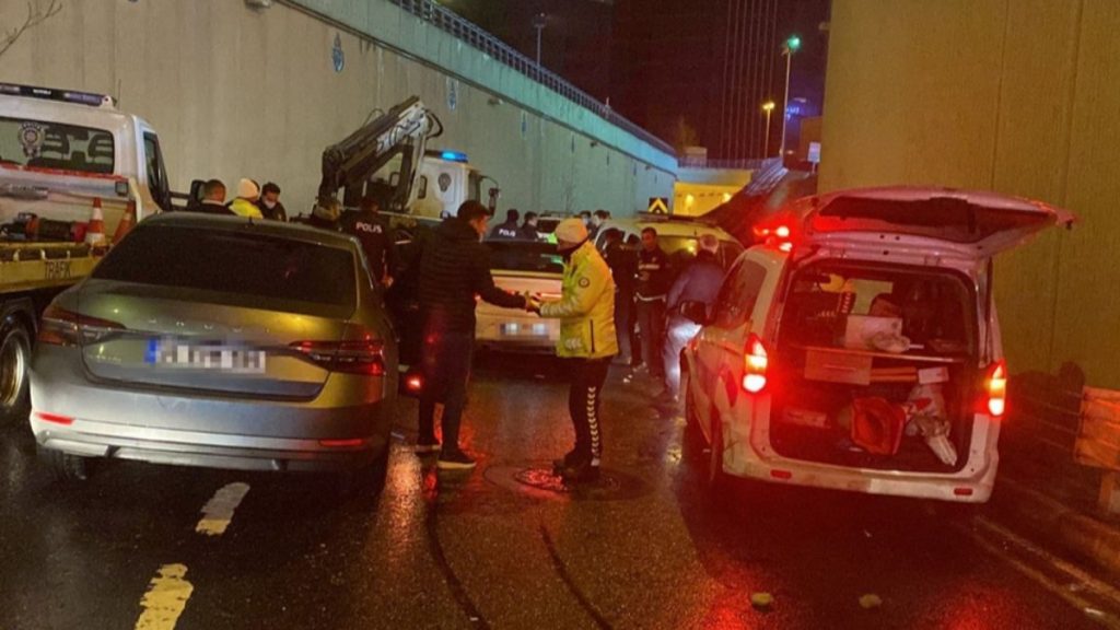 İstanbul’da ‘dur’ ihtarına uymayan otomobilin sürücüsü 3 polise çarptı