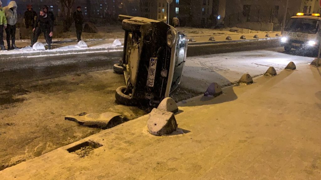 İstanbul’da karda kayan araç takla attı:  2 yaralı