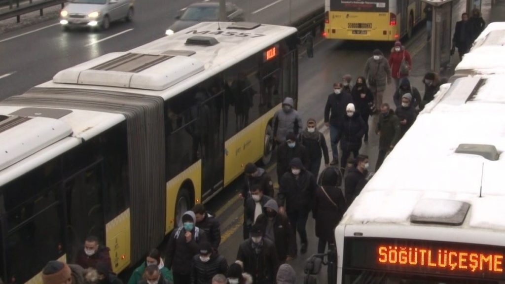 İstanbul’da metrobüs duraklarında yoğunluk oluştu