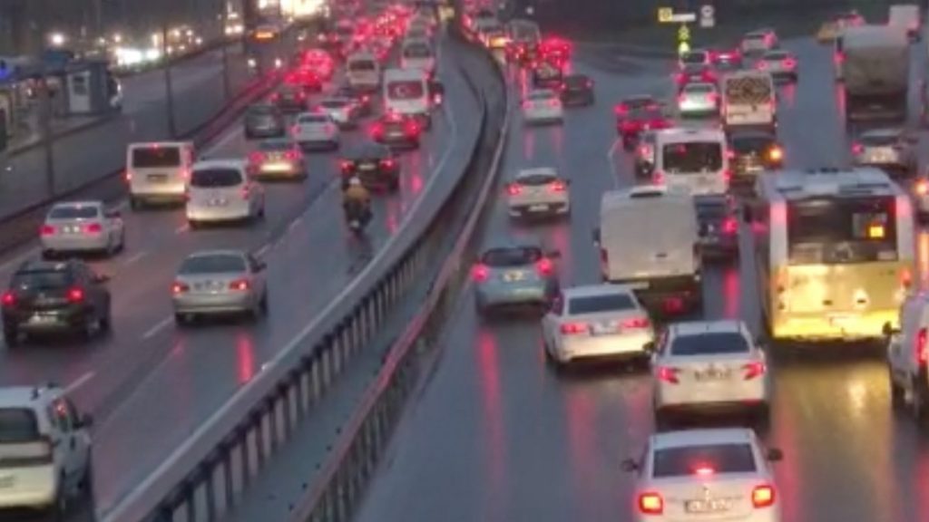 İstanbul’da yağmurlu hava, trafiği olumsuz etkiledi