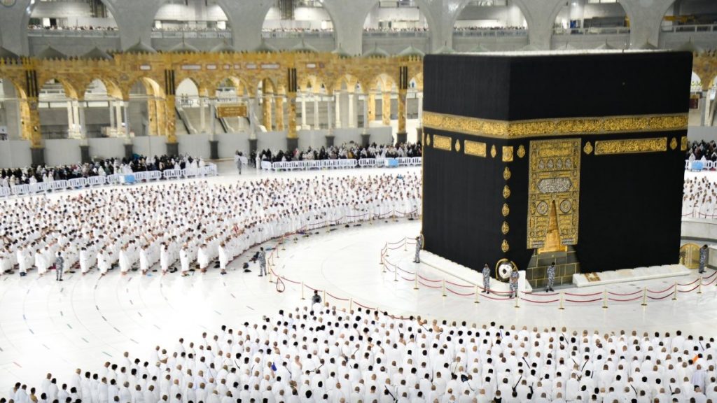 Kabe’de, sosyal mesafe etiketleri kaldırıldı