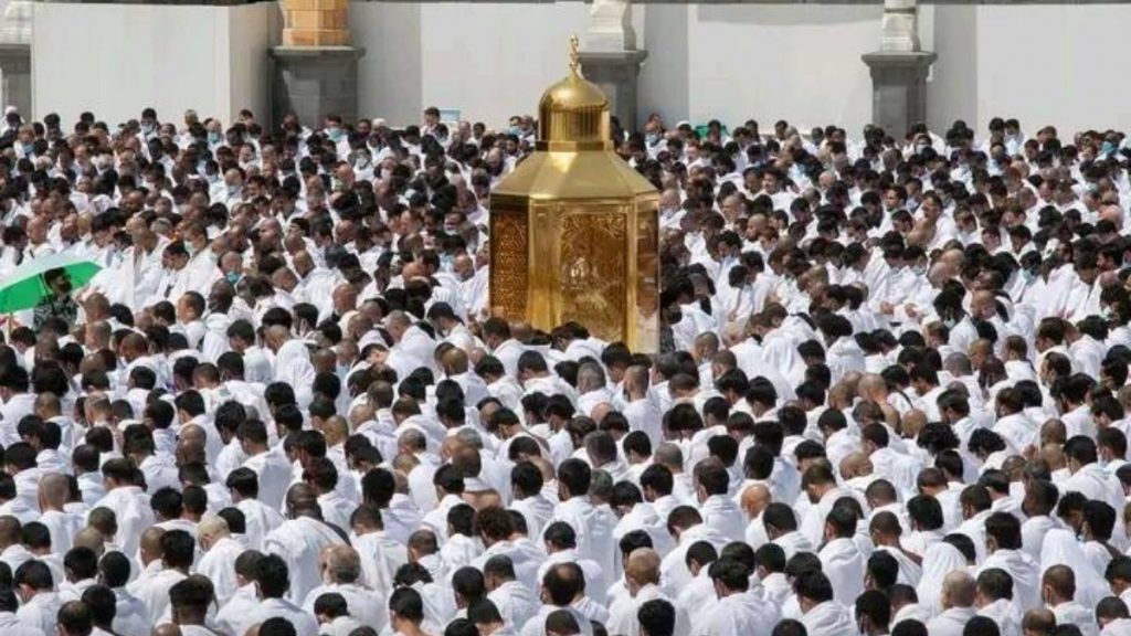 Kabe’de sosyal mesafe olmadan ilk Cuma namazı kılındı