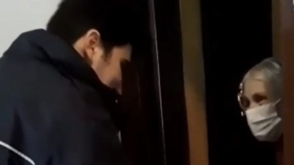 Kadıköy’de yardım isteyen kadının alışverişini polis yaptı