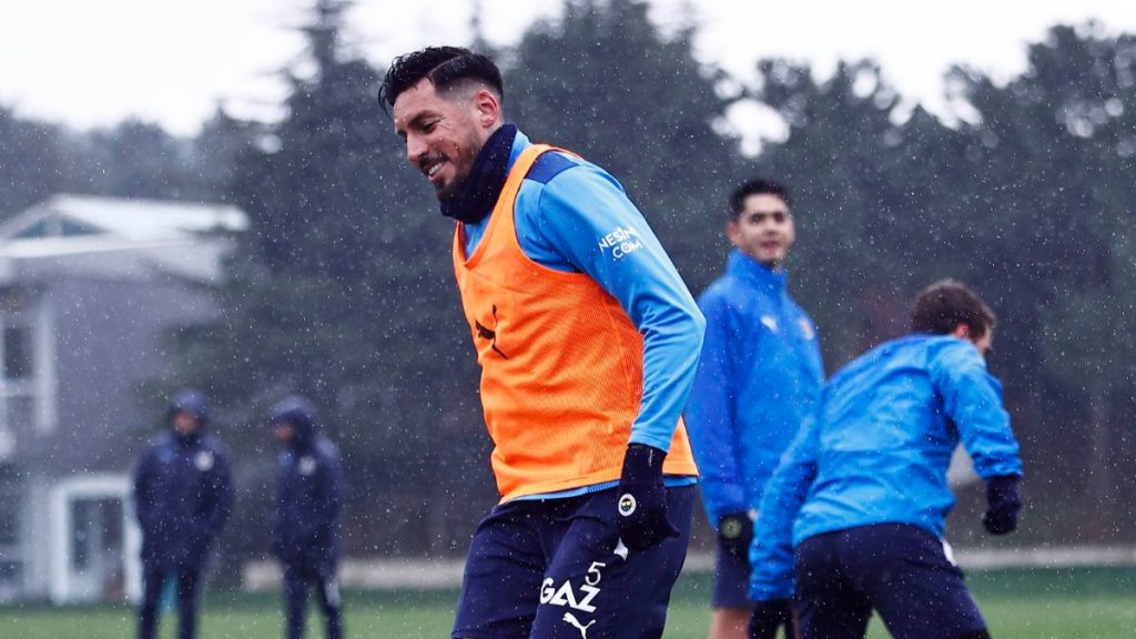 Kadro dışı kaldığı iddia edilen Jose Sosa idmanda