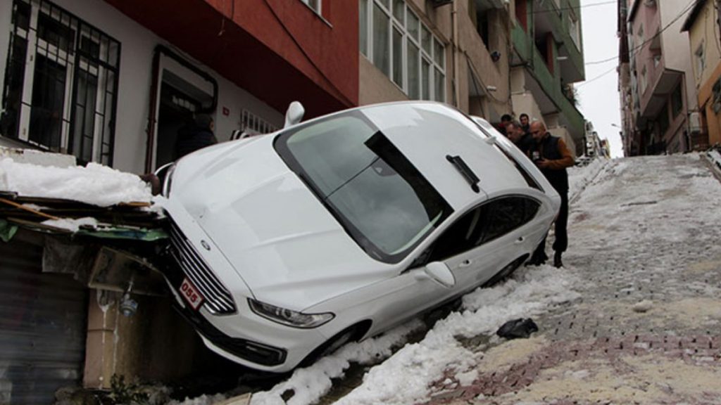 Kağıthane’de buzlu yolda kayan araç doğalgaz kutusuna çarptı