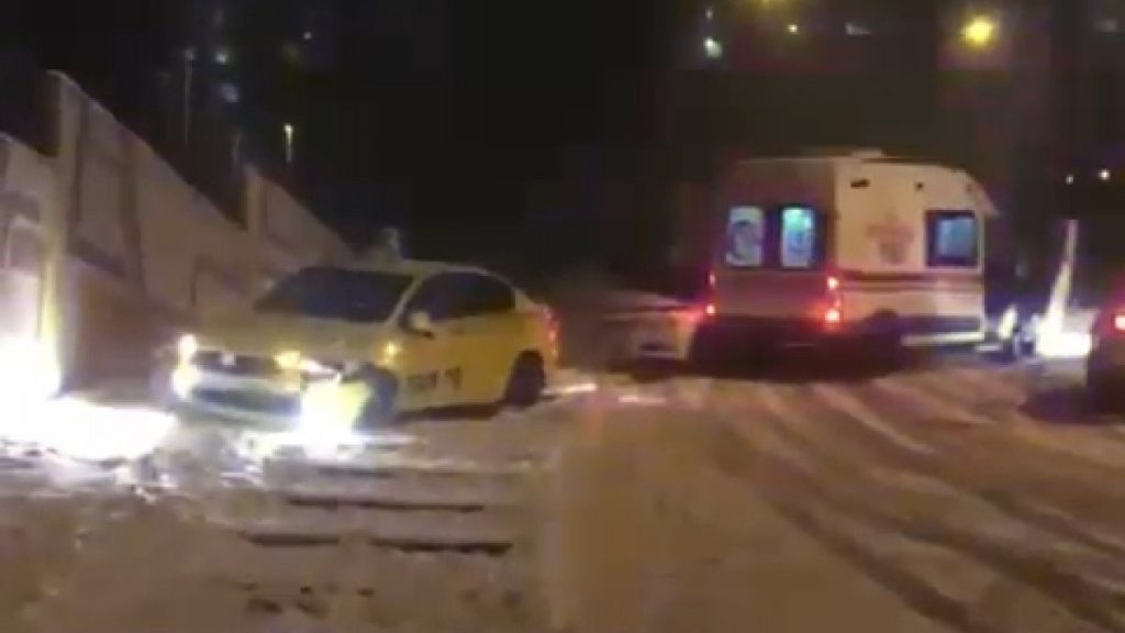 Kağıthane’de karda kayan otomobil, yayalara çarptı