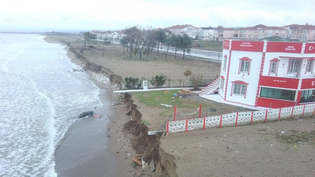 Karasu’da kıyı, 20 metre ileri gitti