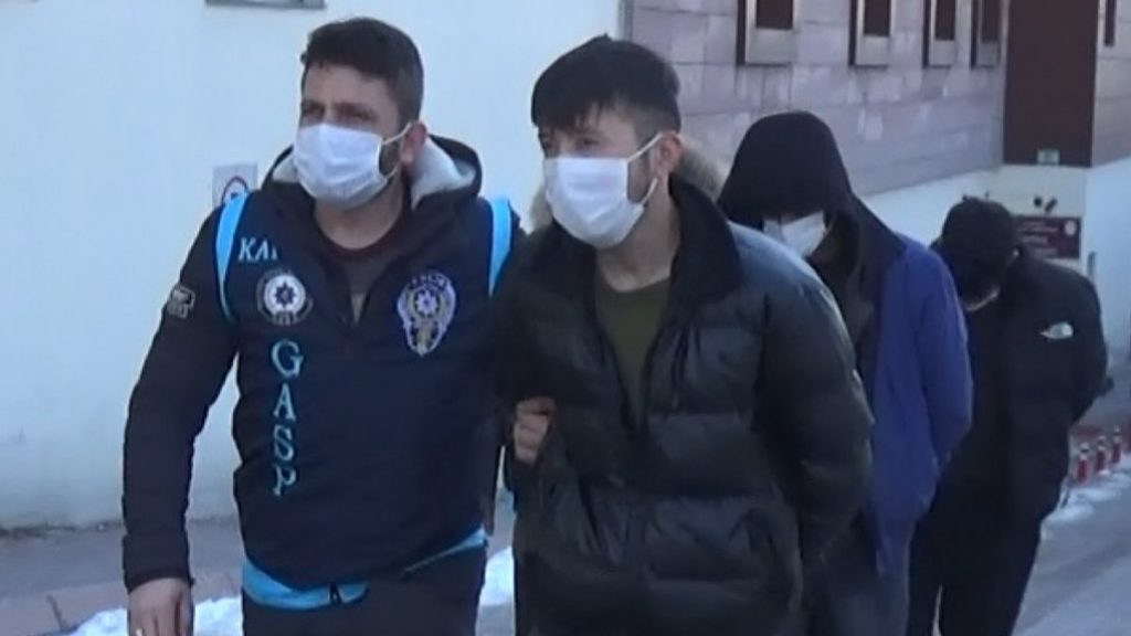 Kayseri’de bıçaklı gasp şüphelisi 6 Afgan yakalandı