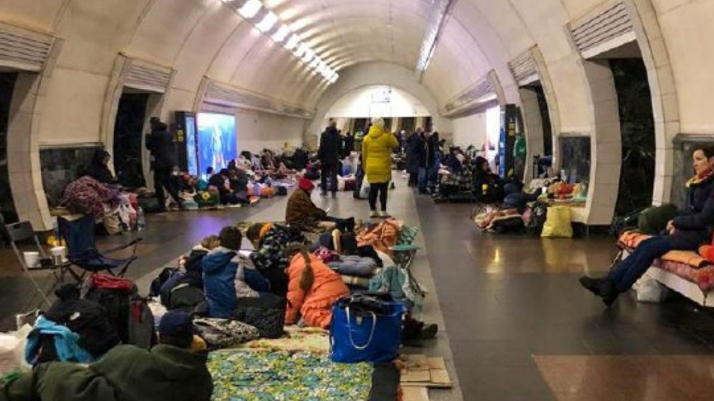 Kiev metrosunda sivillerin zorlu bekleyişi