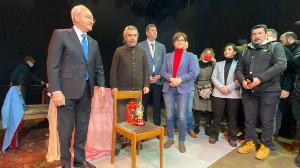 Kılıçdaroğlu, elektrikleri kesilen Moda Sahnesi’ne kandille geldi