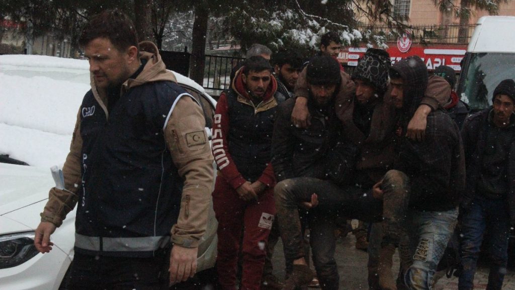 Kilis’te 24 kaçak göçmen yakalandı