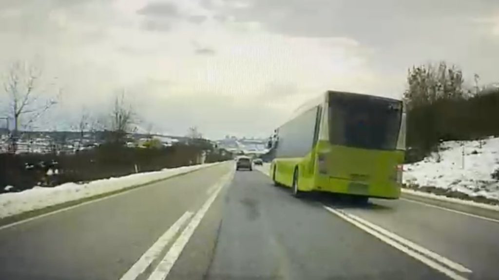 Kocaeli’de hatalı sollama yapıp sürücüyü tehdit eden otobüs şoförü