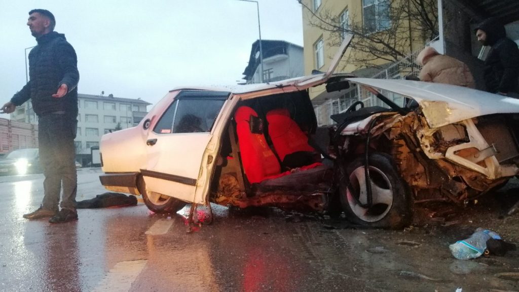 Kocaeli’de, hurdaya dönen araçtan sağ kurtuldular