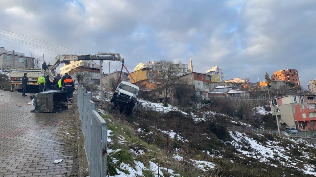 Kocaeli’de kontrolden çıkan servis, şarampole uçtu