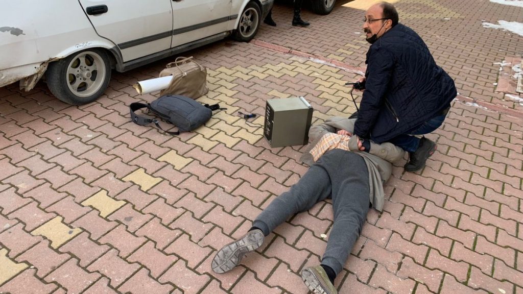 Konya’da içinde çocuk olan arabayı çalan adamı, gazeteciler yakalattı