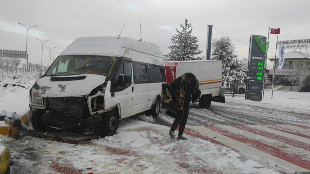 Konya’da işçi servisleri çarpıştı