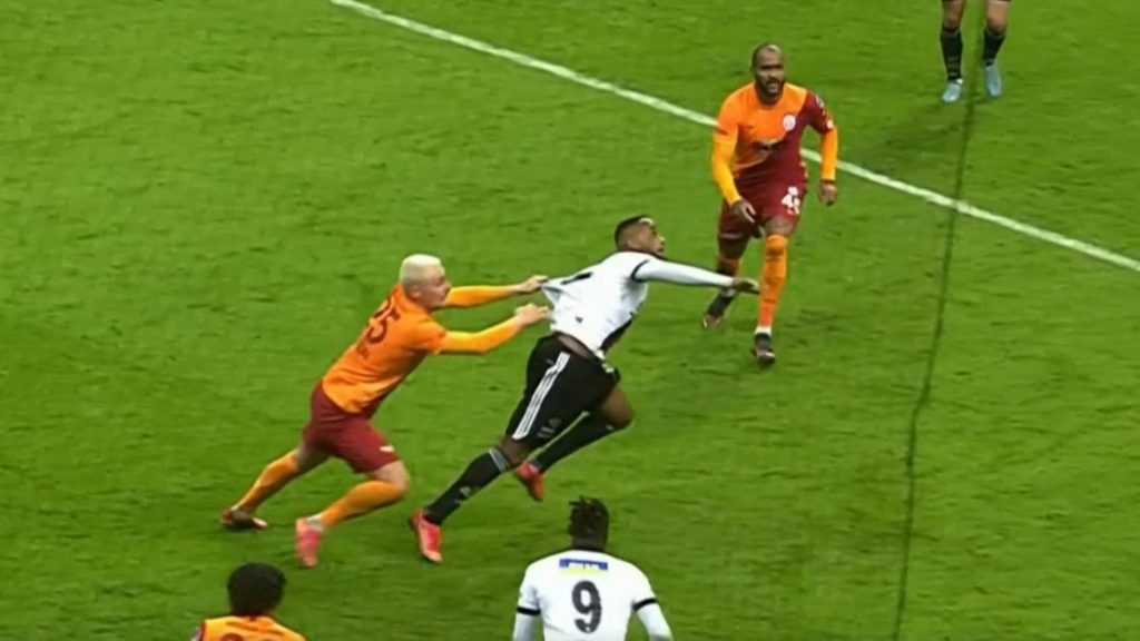 Larin’in penaltı beklediği pozisyon