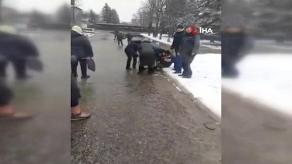 Luhanks Bölgesi’nde Rus askerlerinden kendilerini protesto eden sivillere ateş