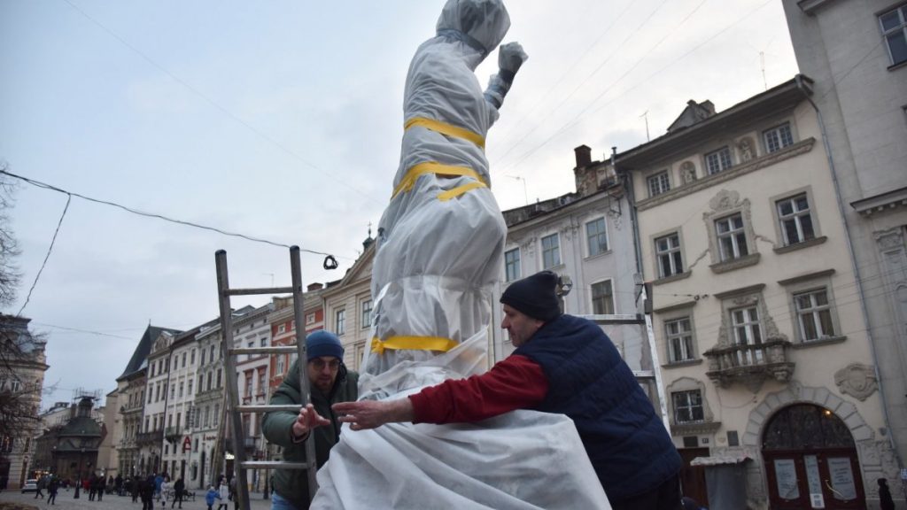 Lviv’de heykeller sarılarak korumaya alındı