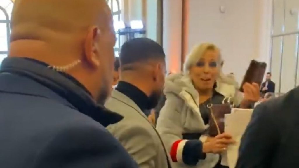 Macron’un fotoğrafını çeken kadın, yaka paça dışarı atıldı